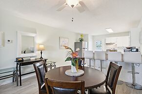 Venus 308 overlooking pool Easy Beach Access by RedAwning