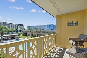 Venus 308 overlooking pool Easy Beach Access by RedAwning