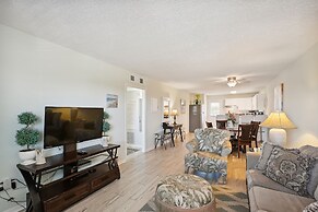 Venus 308 overlooking pool Easy Beach Access by RedAwning