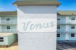 Venus 308 overlooking pool Easy Beach Access by RedAwning