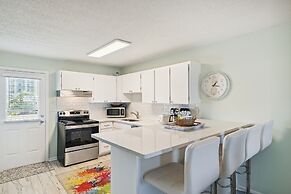 Venus 308 overlooking pool Easy Beach Access by RedAwning