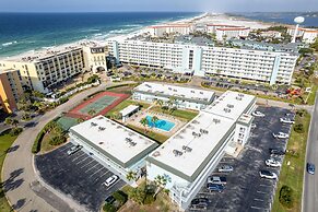 Venus 308 overlooking pool Easy Beach Access by RedAwning