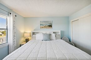 Venus 308 overlooking pool Easy Beach Access by RedAwning