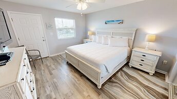 Venus 306 is a 3 BR steps to Pool with easy beach access - sleeps 9 by