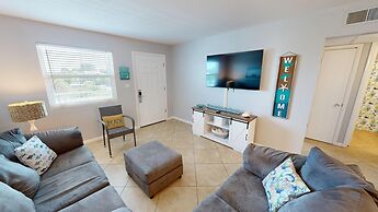 Venus 306 is a 3 BR steps to Pool with easy beach access - sleeps 9 by