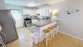 Venus 306 is a 3 BR steps to Pool with easy beach access - sleeps 9 by