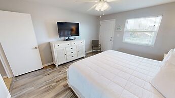 Venus 306 is a 3 BR steps to Pool with easy beach access - sleeps 9 by