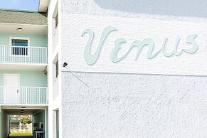 Venus 202 Second floor Pool-view 2 Bedroom with easy beach access by R