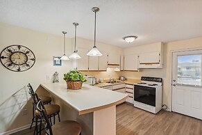 Venus 219 - 2nd Floor 1 BR on Okaloosa Island with easy beach access b