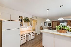 Venus 219 - 2nd Floor 1 BR on Okaloosa Island with easy beach access b