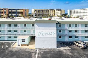 Venus 309 sleeps 10 Close to pool and beach by RedAwning