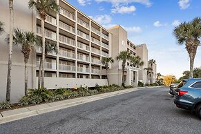 Magnolia House 407 is a 1 BR with amazing views by RedAwning