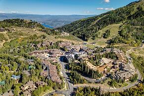 Ski 1 Mile To Deer Valley Gondola 2 Bedroom Condo by RedAwning