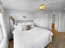 Ski 1 Mile To Deer Valley Gondola 2 Bedroom Condo by RedAwning
