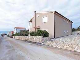 Modern Holiday Home in Mandre With Barbeque