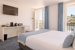 Miragaia Riverside Suites.