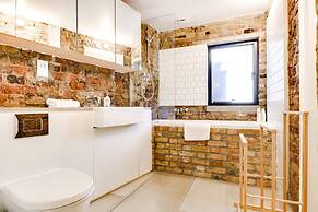 Stylish, Bright Apartment w/ Private Garden