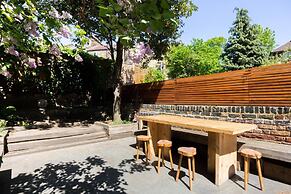 Stylish, Bright Apartment w/ Private Garden