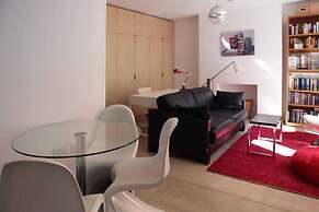 Stylish, Bright Apartment w/ Private Garden