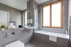 Modern & Designed 2 bed Penthouse Apt Sleeps Five