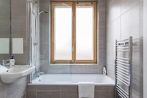 Modern & Designed 2 bed Penthouse Apt Sleeps Five