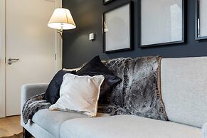 Modern & Designed 2 bed Penthouse Apt Sleeps Five