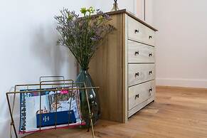 Modern & Designed 2 bed Penthouse Apt Sleeps Five