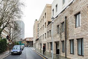 Modern & Designed 2 bed Penthouse Apt Sleeps Five