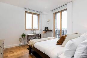 Modern & Designed 2 bed Penthouse Apt Sleeps Five