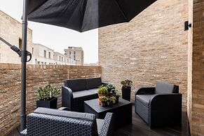 Modern & Designed 2 bed Penthouse Apt Sleeps Five