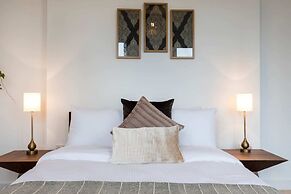 Modern & Designed 2 bed Penthouse Apt Sleeps Five