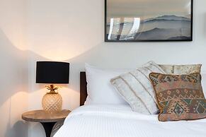 Modern & Designed 2 bed Penthouse Apt Sleeps Five