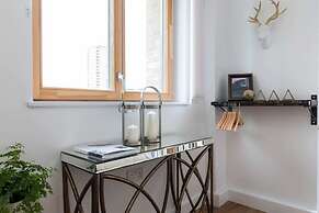 Modern & Designed 2 bed Penthouse Apt Sleeps Five