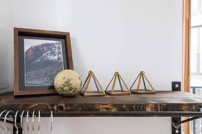 Modern & Designed 2 bed Penthouse Apt Sleeps Five