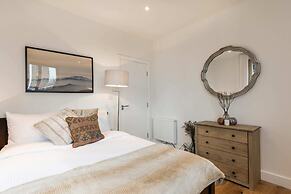 Modern & Designed 2 bed Penthouse Apt Sleeps Five