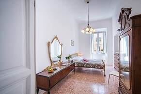 Super Big History Luxury At Colosseum