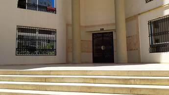 Spacious Modern app Richly Furnished