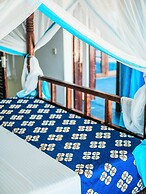 Villa - Right on the Beach, Under the Coconut Trees, Sleeps 10, Pool, 