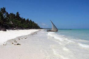 Villa - Right on the Beach, Under the Coconut Trees, Sleeps 10, Pool, 