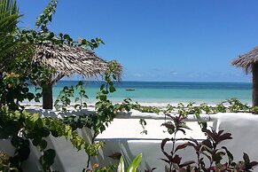 Villa - Right on the Beach, Under the Coconut Trees, Sleeps 10, Pool, 