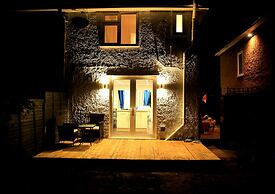 A Modern, Comfy Newly Remodeled 2bd House