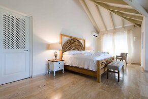 7 Bedrooms Luxury Colonial Villa Complete New 2017