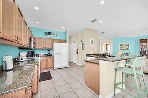 Private Pool & Spa On Golf Resort! 5 Bedroom Villa by RedAwning