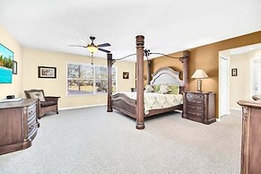 Private Pool & Spa On Golf Resort! 5 Bedroom Villa by RedAwning