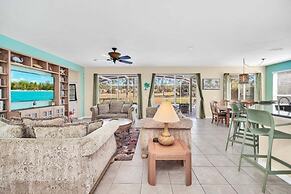 Private Pool & Spa On Golf Resort! 5 Bedroom Villa by RedAwning