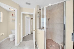 Private Pool & Spa On Golf Resort! 5 Bedroom Villa by RedAwning