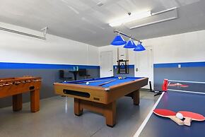 Champions Gate Near Disney Privacy In Back! 6 Bedroom Home by RedAwnin