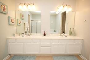 Vista Cay Gem 3 Bedroom Condo by RedAwning