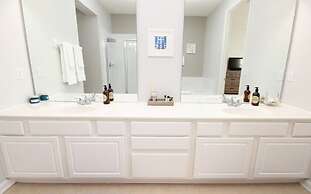 Lakeview Fantasy New! 3 Bedroom Condo by RedAwning