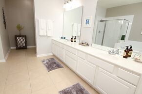 Lakeview Fantasy New! 3 Bedroom Condo by RedAwning